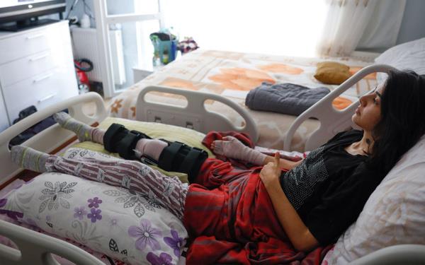 "Silah kard ate etti. 'Samet yapma' derken yerde srnyordum, bu arada kzm beni yukardan izledi. Ben yerdeyken ate etmeye devam etti, elimden kanlar akarken ok geirdim. O kurunlar yadrrken yznde bir gram merhamet yoktu, olan tek ey gzndeki canavarca histi"