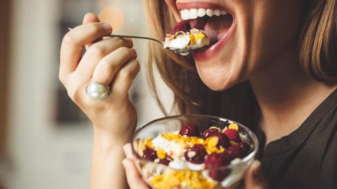 Yourdunuzu fstk ezmesiyle de tatlandrabilirsiniz. 1 kak dolusu fstk ezmesini sade yourtla kartrn ve akaaa urubu veya bal gibi doal bir tatlandrc ekleyin. te hepsi bu!