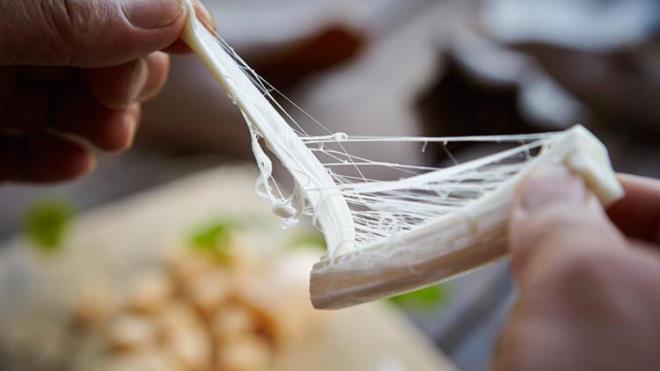 1-Tel peynir<br>  Ksmen yasz tel peynir harika bir gece attrmaldr. Yaklak 100 kaloridir ve 7 gram protein ierir. Protein ieren attrmalklar, gece ge saatlerde yenilebilen en iyi besinlerdendir nk sizi tok hissettirir.