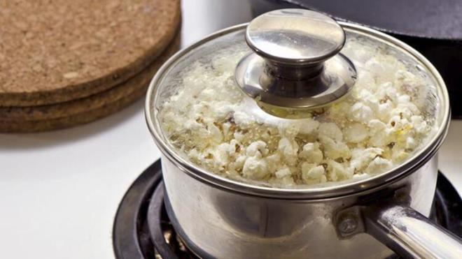 Bylece gece kanepede uzanrken kendinizi kontrolszce yemekten alkoyabilir, porsiyon miktarnz da ayarlayabilirsiniz.