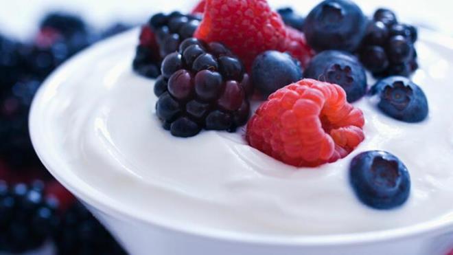 3-Meyveli yourt<br>  Sade yourt iine katlan meyvelerle hazrlanan meyveli yourt, tok tutan ve kan ekerini dengeleyen barsak dostu probiyotikler ve protein ierir. Melatonin asndan zengin vine ile yourdu birlikte tketmeyi deneyin.