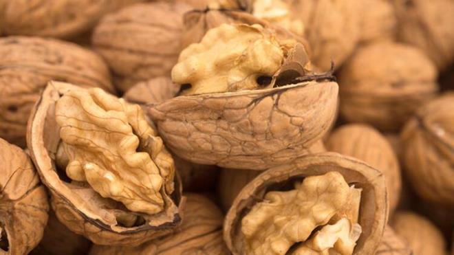 Ceviz doal olarak magnezyum ierir, bu da sinirleri yattrmaya sakinletirmeye yardmc olarak salkl bir ekilde uykuya geilmesine katk sunar.