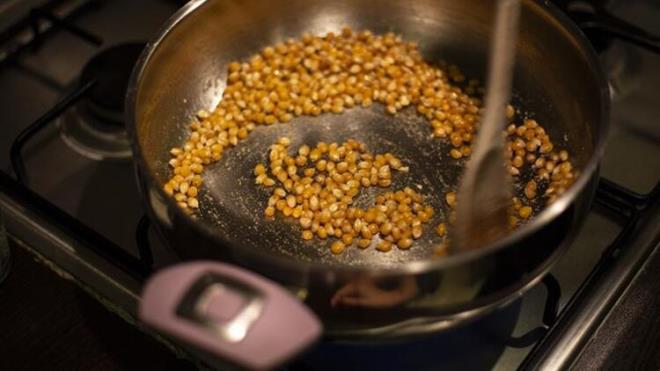 Msrn az miktarda zeytinyayla patlatn ve sonra da zerine hounuza giden baharatlardan serpin. Bu msr tek kullanmlk poetlere paylatrarak saklayabilirsiniz.