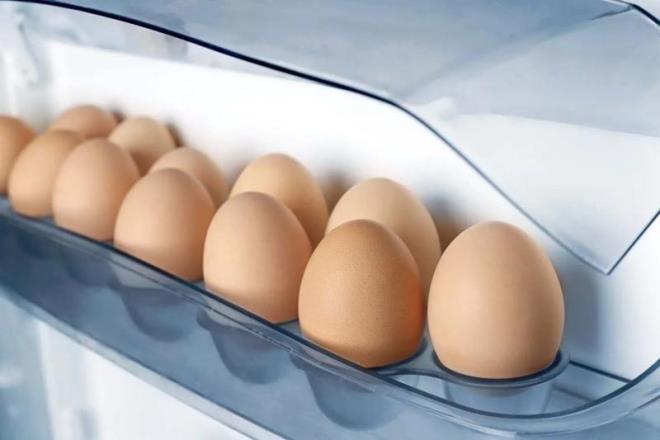 Yumurtay Saklamak<br>      Marketten alarak eve getirdiiniz yumurtalar kartonundan karmadan saklamalsnz.    Yumurtalar aslnda dier gdalardaki kokular kabuklar yoluyla emebilmektedir. Bu nedenden tr onlar bir yumurta kartonunda saklamyorsanz gl kokulu yiyeceklerden de uzak tutmanz olduka nemli olacaktr.    Ayrca hemen hemen her buzdolabnn kap blmnde yumurtalar iin yaplm bir blm bulunmaktadr. Fakat aratrmalar, bu blmn yumurta saklamak iin ok scak olduunu belirterek dolabn ierisine konulmasnn daha salkl olduunu aklamlardr.