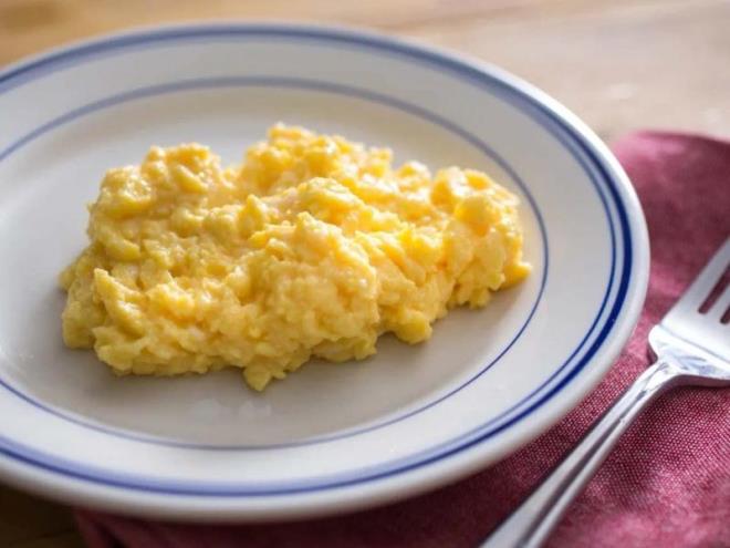 Tavadan uzaklamak<br>      Yumurta piirirken her eyi yakndan takip etmek gerekmektedir. Yumurtalar her daim hareketli tutmalsnz. Bu yntem, gzel ve kabark bir yumurta elde edilmesine yardmc olaca bilinmektedir. Bu sayede bir tarafnn az bir tarafnn ise ok pitii yumurta ile kar karya kalmayacaksnz.