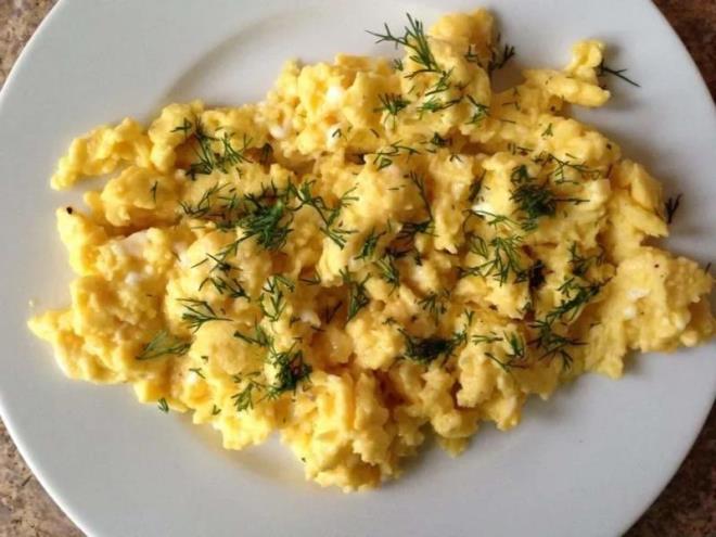 ok fazla piirmek<br>      Yumurtalar iliini kaybedecek ekilde pitiinde ocan altn kapatn nk sahip olduu s bir sre daha yumurtay piirmeyi srdrecektir. Tavadaki yumurtalar canl sar renge ulatnda ocaktan alp tabaa servis etmelisiniz.