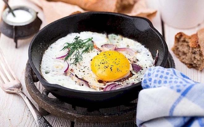 Baharat ve tuzu erkenden eklemek  <br>    Yumurtanz piirmeden nce baharat eklemek yaptmz en byk hatalardan biri olacaktr. nk piirmeden nce tuz eklemek yumurtalar paralayarak sulanmasna neden olmaktadr. Bu nedenden tr yumurtalarnz piirmeden nce baharatlamak yerine oca kapattktan sonra yani servis yapmadan nce tuz ve karabiber eklenmelidir.