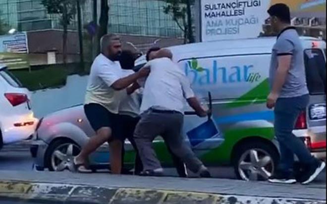 lk olay dn akam saatlerinden Uur Mumcu Mahallesi'nde meydana geldi. Alper Acar idaresindeki hafif ticari aracn n Atatrk Bulvar Sultangazi Belediyesi civarnda bir baka ara srcs tarafndan kesildi. Yol verme tartmasndan dolay tarttklar src tarafndan n kesilen Acar'a aratan inen iki kii saldrmaya balad.