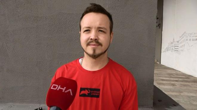 "lk defa kazmal saldrya ahit oluyorum o da bize ksmetimizmi"<br>    Yaananlar anlatan Alper Acar, "20.00-20.30 aras Merkez Cami'ne doru kmaya alrken saa sinyal verdim. Arkamdan krmz bir ara hzl bir ekilde gelerek beni sktrmaya balad. Sinyal verip sa eride girdiimi grmeme ramen beni sktrmaya balad. Daha sonra kendisiyle beraber bizi Osmangazi Alt geidine sokarak, aracmn sol n amurluk ile tampon ksmndan bariyerlere srdrd. Daha sonra ise hibir ey olmam gibi kamaya baladlar. Bizde yaptndan dolay peine dtk. Alt geidin knda tekrardan nmz keserek aratan inip saldrmaya baladlar. O esnada kazma karnca bizde o noktadan uzaklatk.     Tekrardan geri dnp belediyeye doru ilerledik. Belediyenin nndeki klarda nmz kesip bu sefer yine iki kii kazmal ekilde saldrmaya balad. Aracmn camn krdlar, kapsna tekme attlar. Aynasn krdlar. Src ile birlikte iki kiilerdi. lk defa trafikte kazma ile yaanan bir kavgaya ahit oldum. O da bizim ksmetimizeymi. Vatandalar araya girmese daha fazla zarar verirlerdi. Kazma ile saldrdklarndan dolay her hangi bir ey yapmadk. Bir de yaa bizden byk olduklar iin saygdan dolay bir ey yapmadk. Yaptklarnn yanl olduunu dnyorum. Darp raporu alarak polis merkezine gidip ahslardan ikayeti oldum" dedi.