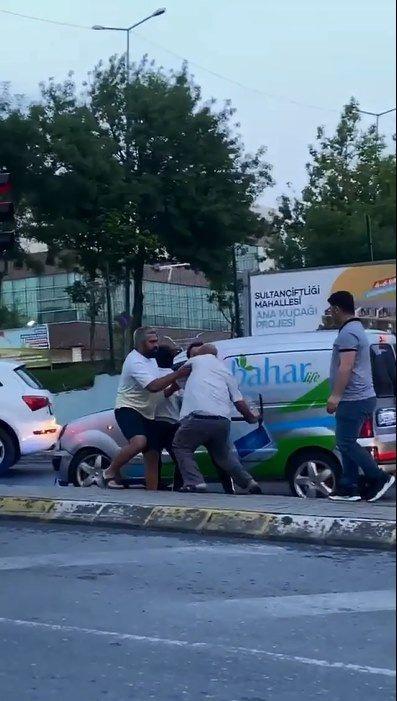 Saldrganlardan biri tekme ile aracn camn ve sol aynasn krarken, dier saldrgan ise arata bulunan kazmay alarak Acar'a saldrmaya alt. Aracndan inmeyen Acar'n yardmna dier srcler ve evredeki vatandalar kotu. Vatandalar araya girerek, ikiliyi sakinletirdi.