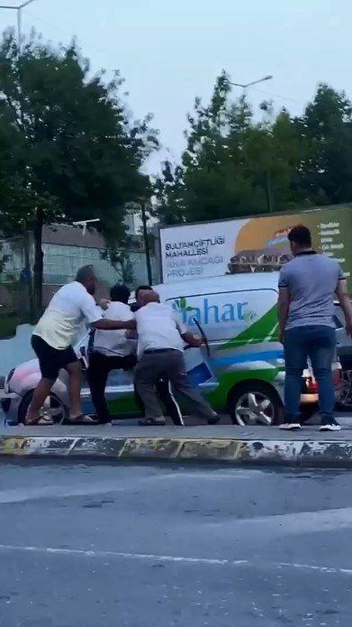 Araca binen iki kii olay yerinden uzaklarken, Alper Acar polis merkezi amirliine giderek kendisine saldranlardan ikayeti oldu.