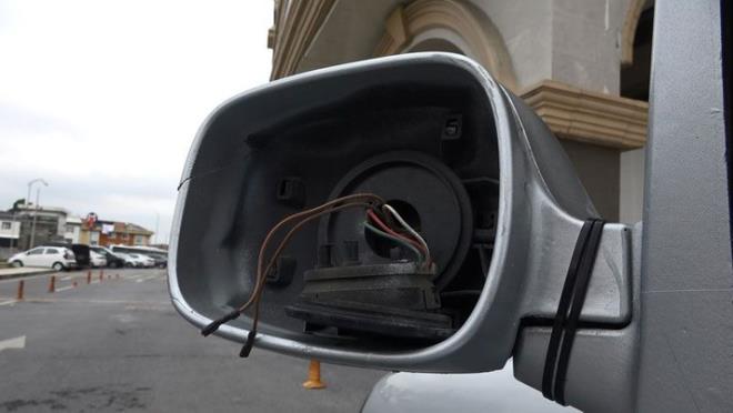 Aralarn durdurarak tartan srclerden biri arata bulunan ba alarak aa indi. Tartt srcye bak eken ahs, daha sonra aracna binerek olay yerinden uzaklat. O anlar bir vatandan cep telefonu kamerasna yansd.