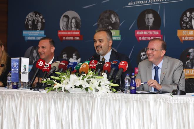 Kltr harman; Bursa  Bursa Bykehir Belediye Bakan Alinur Akta, farkl medeniyetlere beiklik eden Bursa'nn ayn zamanda farkl kltrlerin harmanland bir ehir olarak da ne ktn syledi. Bunun en gzel rneklerinden birinin de 1962 ylndan bu yana yaplan Bursa Festivali olduunu dile getiren Bakan Akta, 'lk yllardan itibaren farkl lkelerin katlmyla gerekleen Bursa Festivali, 1987 ylndan itibaren Uluslararas Altn Karagz Halk Danslar Yarmas gibi etkinliklerle her yl daha da zenginleen bir ierikle dnyann kltrn Bursa'da buluturuyor. Getiimiz yl pandemi sreci dolaysyla yaplamayan 59. Uluslararas Bursa Festivali bu yl, 11-30 Austos tarihleri arasnda hemehrilerimizi, grmek istedii sanatlarla buluturacak. Her yl festivalden sonra yaplan Uluslararas Altn Karagz Halk Danslar Yarmasn pandemi artlarndan dolay nmzdeki yla erteliyoruz. Bunun yerine bu yl 2-6 Austos tarihlerinde, Bursa'da faaliyet gsteren halk danslar topluluklar ile 17 ilemizi kapsayacak ekilde bir folklor leni gerekletireceiz. Bu leni nmzdeki yllarda da festival ncesi etkinlii olarak gelenekselletirmek istiyoruz. Bu festivalin amac, Bursa'nn her bir kesine, caddesine, sokana, ilesine, her bir tarafna ulamak' diye konutu.