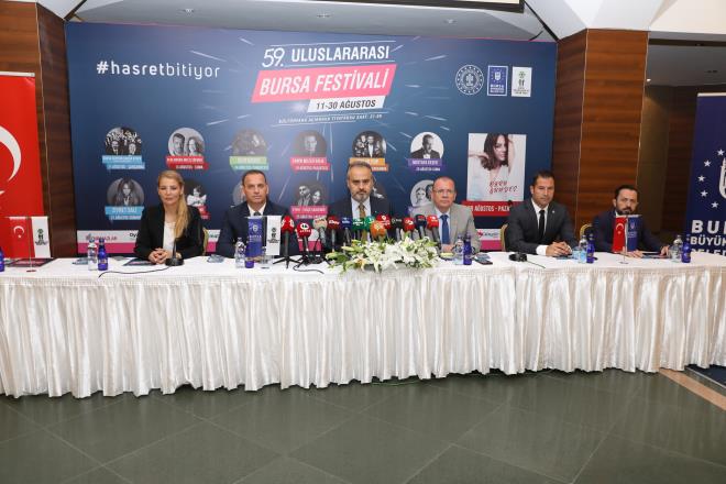 Kltr ve Turizm Bakanl'nn Uluslararas Bursa Festivali?ne ilk kez sponsor olduunu hatrlatan Bakan Akta, festival boyunca 13 konserde 10 salk alan ve 10 engelli vatanda misafir edeceklerini de szlerine ekledi.<br><br>zlem bitiyor<br>  BKSTV Bakan zer Matl da Ak Hava Tiyatrosu sahnesinin ilk kez yenilendiini, koltuklar ve bina bakmlarnn Bykehir Belediyesi tarafndan yapldn belirterek, katklar nedeniyle Bakan Akta'a teekkr etti. Bir yllk aradan sonra festival zleminin nihayet bittiini dile getiren Matl, ?59. Uluslararas Bursa Festivali, 11 Austos aramba gn etkinliimizin klasii haline gelen Bursa Blge Devlet Senfoni Orkestras'nn Hakan Aysev ile mzik ve sanat leniyle balyor. Bursa'mzn kltr, sanat ve turizm hayatna yn veren en nemli aktrlerinden biri olan BKSTV, Bursa Bykehir Belediyesi'nin katklaryla dzenleyecei festivalimizle halkmz zlem duyduu sanat ve etkinliklerle buluturacak. Bunun yan sra Ak Hava Tiyatrosu?nda zel etkinlikler bu akam Madrigal ve Can Ozan konserinin yan sra yarnda 'Don Kiotum ben' tiyatro oyunu ile balayacak. 23 Ekim'e kadarda Sagopa Kajmer'den Kenan Doulu'ya Zeynep Bastk'tan Sertap Erene''e kadar birok sanaty arlayacaz. Uzun bir aradan sonra hemehrilerimizin kltr ve sanat zlemini giderecek almalarmz Bursa Bykehir Belediyesi ve dier destekilerimizle birlikte 17 ileye yayacaz' dedi.