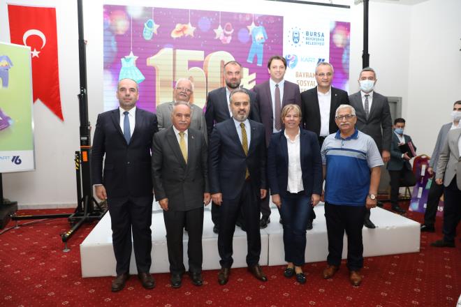 Esnaf bayram edecek<br>  Bykehir Belediyesi, Ramazan Bayram ncesi uygulanan projenin bir benzerini imdi de ayakkab ve hazr giyim sektrnde faaliyet gsteren kk esnaf iin uyguluyor. Proje kapsamnda ihtiya sahibi 15 bin ocua bayramlk kyafetleri iin 150'er liralk bayram eki verilecek ve bu ekler Bursa Ayakkabclar Odas ve Bursa Hazr Giyimciler Odas'na kaytl kk esnafta geerli olacak. Bylelikle hem ocuklar bayramlk kyafetlerine kavuacak hem de her iki odaya kaytl 1500'n stnde kk esnafn kasasna bayram ncesi toplamda 2 milyon 250 bin TL scak para girmi olacak. Her iki Oda ile yaplan protokol kapsamnda yrtlecek projeye katlmak isteyen esnaf, kaytl olduu oda ile temasa geecek.