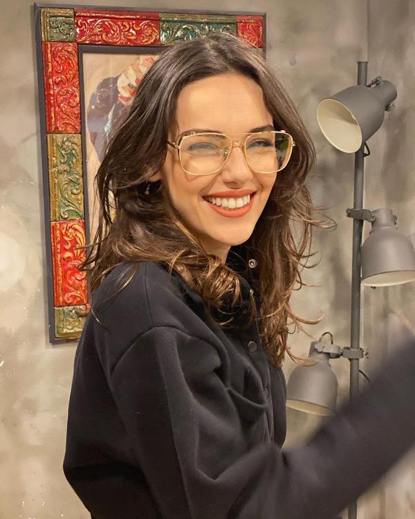 Siz de Aye gibi gl bir kadn olduunuza inanyor musunuz?<br>  Bugnden gemie baktmda bu soruya "evet" olarak cevap verebilirim. Hep kendi ayaklarm zerinde durdum. imi iyi yapmak adna, bu hangi i olursa olsun, elimden gelenin en iyisini yapmaya altm hep. Hak etmediim hibir eyde gzm olmad. Her yaptm emek vererek, alarak yaptm. Byle bir hayat yaamaktan da ok mutluyum.