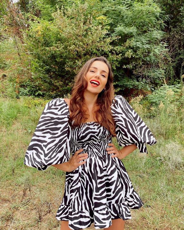 Karakteri tarif ederken, yaad zorluklara ramen mutlu olmay bilmesi beni ok etkiledi demisiniz. Sizi ne mutlu eder ya da mutlu olmak iin neler yaparsnz?<br>  Beni, sevdiklerimle zaman geirmek, uzun dost sohbetleri... Hayattan, sanattan ve tasarmdan konumak... Dertlemek... Bunun dnda iyi bir projede huzurlu bir ekilde en iyisini yapmaya almak... imi yaparken de mutlu oluyorum. Bir de atlyemde vakit geirmek. Yeni tasarmlara hayat vermek... Seramiklerin frndan kt an... Mutluluk ok pahal bir ey deil benim iin .