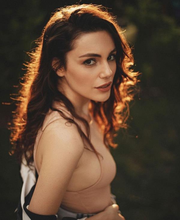 Bir ara hafzasn sildirecek eklinde haberler kmt. Byle bir tedavi programna baladnz yazlmt. Nedir bunun asl?<br>  Ne siz sorun ne ben syleyeyim... Tabi ki yok yle bir ey. Ben de anlamadm. Byle bir haber kt bir anda. Sonrasnda sosyal medyada, esprilere konu oldu. Hepimiz gldk, elendik. Ama baktm, insanlar sosyal medyadan ulap, bana ciddi ciddi bu yntemle ilgili sorular soruyor, byle bir eyi yaptrdma inanyor. Ben de o dnemde bir rportajmda byle bir eyin olmadn anlatmtm. Her yaadm ey, beni "ben" yapar... yi ya da kt... Neden hafzam sildireyim? Hayatta yaadnz her ey tecrbe...