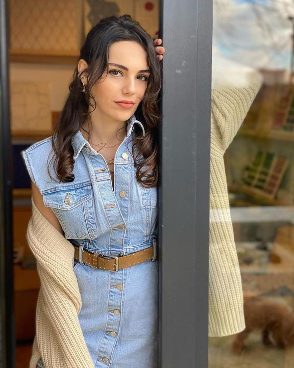 Bu rol iin nasl bir hazrlk sreci geirdiniz?<br>  Aye karakteri; ok ynl ve srprizli olduu iin elenceli bir hazrlk sreci geirdim. At binmeyi rendim, baristalk eitimleri aldm ve bunlar dnda da okuma provalarmz oldu. Ynetmenimiz ve senaristimiz ile karakterleri altk. Hikayemiz Hatay da getii iin o blgeyle ilgili aratrmalarm oldu. Keyifli bir hazrlk dnemiydi.