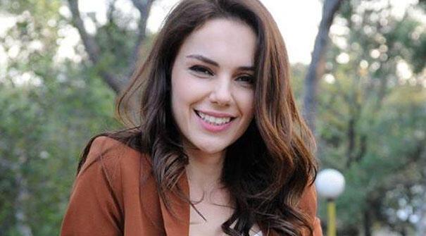 in ehir d olmasna nasl yaklatnz?<br>  Benim iin nemli olan hikyenin ve projenin gzel olmas. ster stanbul'da olsun, isterse Antakya'da... Karakteri ok sevmisem, ekibe de gvenmisem dnyann neresi olursa olsun seve seve giderim. Hele Antakya'y dnnce, ansl olduumu hissediyorum. Antakya bana uzaktan hep byl bir yer gibi gelmitir. Bence diziyi izleyen herkes Antakya'nn bysne kaplacaktr.<br>  lk blmde bir aldatlma sz konusu. Hatta seyirciler ilk defa bir erkein deil kzn aldattna ahit oluyoruz diyor. Dizinin isminden hareketle sizin kalp yaranz var m? Kolay kapanmaz diyenlerden misiniz?<br>  Evet, "aldatma" kelimesini gnmzde daha fazla duymaya baladk. Hatta bazen ilikiler bittikten sonra, aslnda daha nce aldatldn renenlere de tank oluyoruz. Her eye olduu gibi aka da emek harcarm. Bir ilikinin sonunda, vicdanen elimden gelen her eyi yaptma inanrsam, benim iin herhangi bir yara olumaz. Bu adan baktm iin, bugne kadar herhangi bir kalp yaram yok.