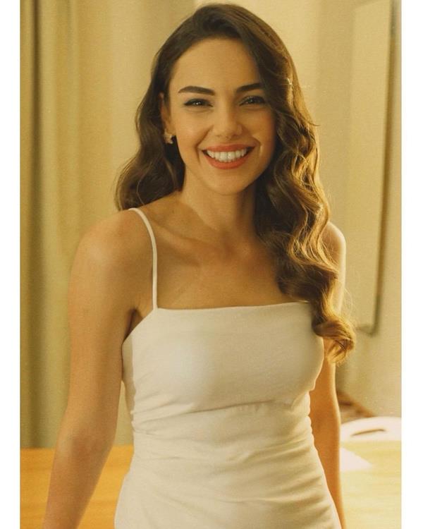 Yaklak 10 yllk oyunculuk kariyeriniz var. Henz 20'li yalarn bandaydnz. Kariyerinizi, hreti doru ynettiinizi dnyor musunuz?<br>  10 yl boyunca, farkl farkl ve renk skalas geni roller canlandrdm. Oyunculuun dnda, farkl alanlarda yaptm ilerde var. Onlar da beni ok heyecanlandryor. nsanlarn sevdii, sayd ve beendii rnek bir oyuncu olmay hedeflemitim. Daha iyisini hedefliyor muyum? Tabii ki. Bunun iin ok alyorum.