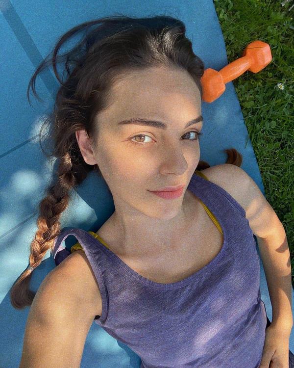 Seneler iinde aka baknz deiti mi?<br>   Seneler iinde, yaadka ve olgunlatka her eye bak am deiti. Bence deiim, hayatn merkezinde.  <br>  Ak hayatnzn merak edilmesi sizi rahatsz ediyor mu?<br>  imizin bir paras, magazin... in bu taraf ile de ilgileniyor, insanlar. Ben ona bir zm rettim aslnda. Getiimiz yl, Instagram hesabmdan bir paylam yaptm. Dedim ki, "Bir ilikim olursa, ilk benden duyacaksnz. Benden duymadnz eylere inanmayn." Olursa da aklayacam. Neden saklayaym ki?