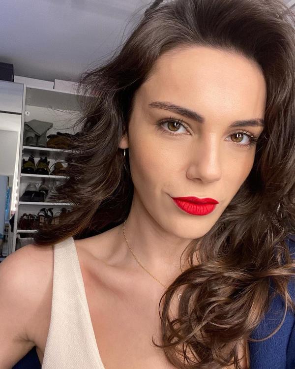 Senaryoyu okuduunuzda ne dndnz? Sizi etkileyen ey neydi?<br>  Dram ve hikayesi ok gl bir proje diye dndm. Beni en ok etkileyen Aye oldu. Aye, gl bir kadn karakter... ok ynl, birden fazla ii ayn anda yapabilen sorumluluk sahibi, scak, samimi, bazen elenceli ve bizden biri...