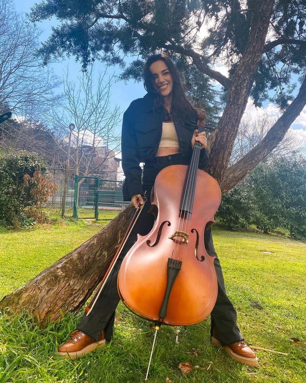 Karakter zelinde Aye ile benzer yanlarnz var m?<br>  Aye, her eyi bedel deyerek hak etmi. Zorluklar onun karakterini ekillendirmi. Hayata, insanlara ve her canlya pozitif bir karakter. Kendi yolculuuma baktmda, benzer taraflarmz ok fazla. inde yaama sevgisi olan, herkesle iletiim kurmay becerebilen bir karakter. Ayrca benim gibi tutkulu bir hayvan sever. Motivasyonu, ne olursa olsun kendi ayaklarnn zerinde durmak ve mutlu olmay baarmak! Onunla empati kurmak ve onu sevmek zor deil bence.