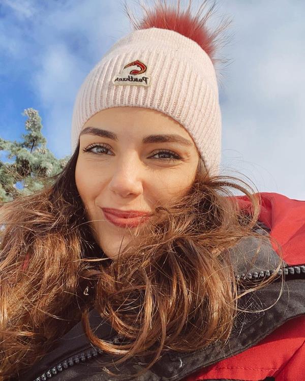 Neden Kalp Yaras'n tercih ettiniz?<br>  Birok proje inceledim. Hikyenin ve senaryonun gl olmas, yapm irketinin ve kanaln bu ie zen gstermesi, ekip ve Aye karakteri Kalp Yaras'n tercih etme sebebim oldu.