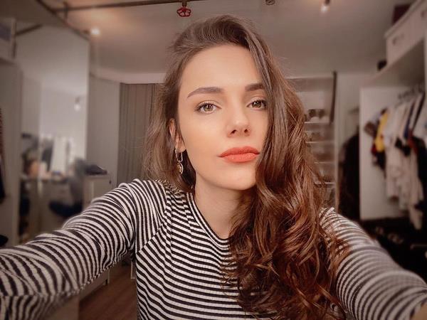 Genlik dizilerinde yer alan hedef kitlesi liseli genler olan bir oyuncuydunuz. imdi artk 30'lu yalarla birlikte hitap ettiiniz kitle de deiti mi sizce?<br>  Deiti diyemeyiz belki ama geniliyor diyebiliriz. Sosyal medyann da buna katks byk tabi. Her yatan, kitleden, dnemden kiiler var. O dnemden olanlar da ok. Birlikte byyoruz o dnemki kitle ile