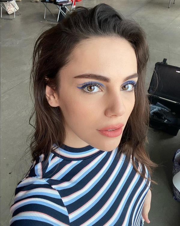 Kariyer odakl ilerlemek istediinizi ve zel hayat ikinci plana aldnz sylemisiniz. Bu karar aldran ey neydi?<br>  Her reten, alan kadn gibi, sizin de tek nceliiniz ak olmuyor. Baz dnemlerde kariyerinize, iinize arlk vermeniz gerekiyor. Bunu da o gnlerdeki temponuz, iiniz belirliyor. Sonuta bir kadn sadece "ak olmak" vasfyla deerlendirmemek gerekiyor. nl, nsz, a, ii, beyaz yaka alan, ifti, ev kadn... Milyonlarca kadnn kendi hayatlar var. ncelikler deiebiliyor.