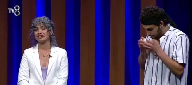 Kardeiyle yllardr birlikte altklarn ve zorlu mcadelelerden getiini syleyen abla, kardeini eflerin karsnda grnce gzyalarna hakim olamad.