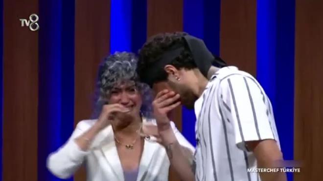 efin szlerine zerine kardeler birbirine sarlarak hngr hngr alad.