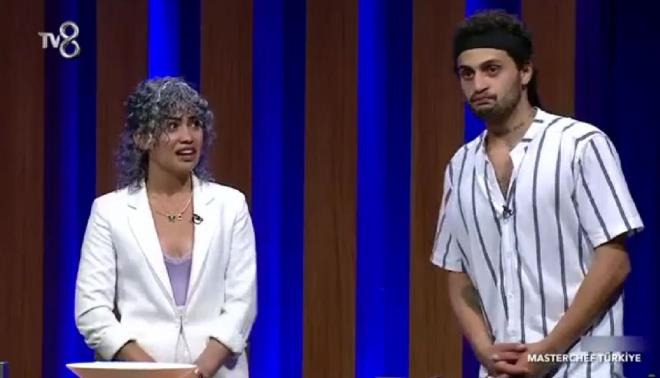 Grkem Demiral'n yarmaya ablasyla geldiini renen efler, gen kadn stdyoya davet etti.