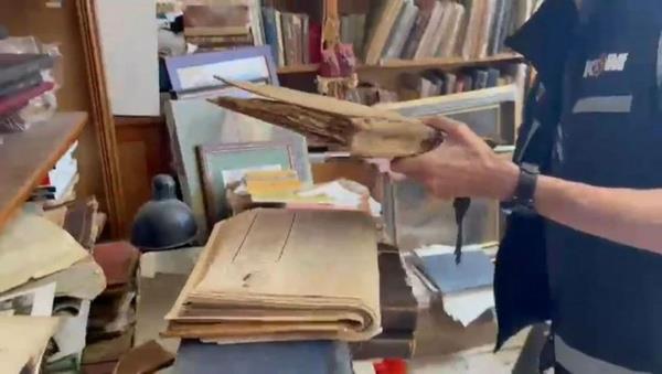 Bu tarihi belgeleri satmadn, 25 yl boyunca muhafaza ettiini savunan L.S., neden yetkililere bilgi vermedii konusunda ise herhangi bir bilgi vermedi