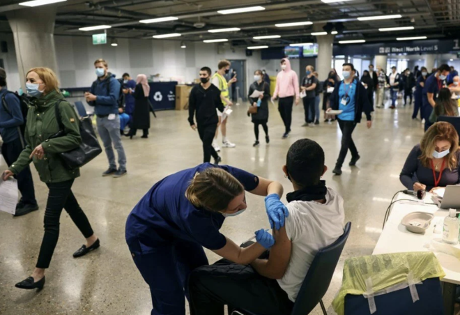 te yandan, srail'de yaplan ve sonular geen ay yaymlanan bir aratrma Pfizer/ BioNTech asnn koruyuculuunun Delta varyant nedeniyle azaldn ortaya koydu. srail hkmeti ann koruyuculuunun, yaylan varyanta bal olarak yzde 64'e gerilediini aklad. Bununla birlikte, ann hastaneye yatlar ve ar vakalar nlemede ise yzde 93 etkili olduu akland.     Lessler, "Mevcut mRNA alar Delta varyantna kar etkili grnyor? dedi.