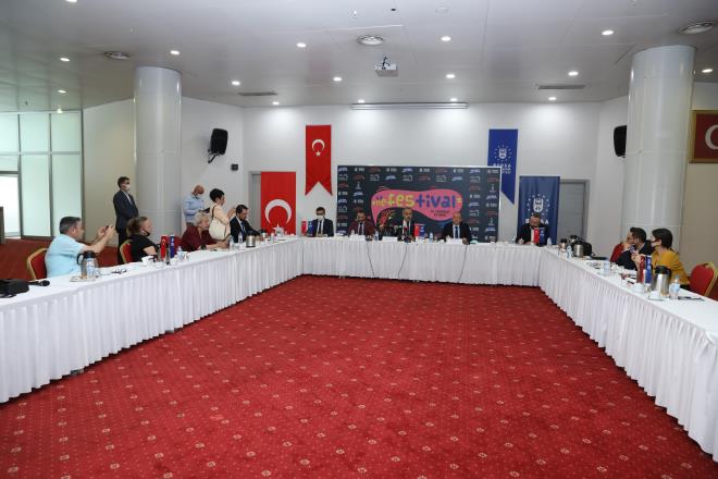 Ciddi gelir kayb<br>  Bursa Bykehir Belediye Bakan Alinur Akta, iisinden iverenine kadar birok sektrn pandemiden olumsuz etkilendiini hatrlatarak, konser, elence ve sahne etkinliklerinin de ciddi ekilde kstlanmas yznden sanatlar ve bu sektrle ilgilenenlerin de ciddi gelir kayplarna uradn kaydetti. Salgn dolaysyla zellikle sanat kesiminde, sanat aleminde etkilenmiliin daha fazla olduunu belirten Bakan Akta, 'Cumhurbakanmz bata olmak zere bu srele alakal destek kampanyalaryla ilgili farkl almalar yapld. Hala da yaplmaya devam ediliyor. Yine Kltr ve Turizm Bakanmz Mehmet Nuri Ersoy, 'Mzik Susmasn' projesi kapsamnda yaplan destekleri uzattklarn aklad. Bursa Bykehir Belediyesi olarak biz de bu dnemde 'sanatta hayat' mottosuyla yola ktk. Bir dizi etkinlik ve faaliyetlerle ehrimizi buluturduk. Sanatlarmza destek verdik. Sanatlarmz yalnz brakmadk' dedi.