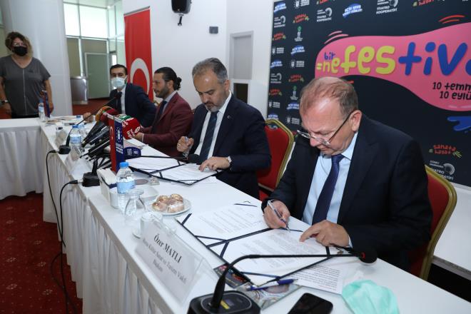 nc ve vgye deer<br>  Gney Marmara Tiyatro Kooperatifi Bakan Mustafa Yldrm da aylardr pandeminin karanlnda yaama mcadelesi veren sanat kurumlar ve bamsz sanatlarn ilk kez bylesine byk bir organizasyonla seyircileri ile buluacan hatrlatt. Bursa Bykehir Belediyesi'nin Trkiye'ye rnek bir projeyi hayata geirdiini dile getiren Yldrm, 'Bursa Bykehir Belediyesi'nin bu nc ve vgye deer tutumu tm lkeye rnek olacak. Pandemiden en ok etkilenen sahne sanatlar mensuplar yeniden hayata dnecek. Yeniden sanatlarn yapmaya balayacak ve sanat nefes alacak. Bu organizasyonun sanatmz ve sanatlarmz iin bir milat olmasn temenni ediyoruz. Bursal sanatseverleri tm cokumuzla kucaklamak iin gsterimize bekliyoruz' diye konutu.