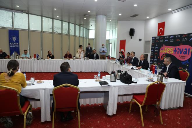 Ak havada sanat<br>  Gney Marmara Tiyatro Kooperatifi ile Bursa Kltr Sanat ve Turizm Vakf ibirliiyle gerekletirilen proje kapsamnda toplamda 450 sanatnn maddi anlamda bu zorlu dnemi atlatmasna katk sunacaklarn aklayan Bakan Akta, 'Birnefestival, ocuk tiyatrosu, mzik glge oyunlar ve animasyon gibi pek ok kategoride gerekleecek. 10 Temmuz'da kortej yryyle balyoruz ve Eyll sonuna kadar devam edecek. Yaklak iki buuk ay devam edecek olan bir etkinlik. Bursallara nefes alma imkan salayacak. Festival ayn zamanda yerel sanatlarn ilerini srdrmelerine destek olacak. Velhasl sanatla bulumak isteyen, sanat musikisiyle, tiyatroyla, farkl bir etkinlikle, aktivite ile bulumak isteyen her kim varsa onun karl olacak etkinlik ve almalarn eitlendirildiini, zellikle alldn hep birlikte greceiz. BKSTV Bakan ve ynetimine ok teekkr ederim. Ayrca Gney Marmara Tiyatro Kooperatifi Bakan Mustafa Yldrm'a da ok teekkr ediyorum. Zor bir sreci beraber aacaz. Desteklerimiz artarak devam edecek. Herkese iyi seyirler diliyorum? diye konutu.