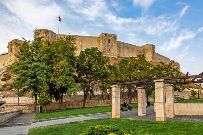 Trkiye Seyahat Acentalar Birlii (TRSAB) Ynetim Kurulu yesi Soner Bacaksz, yaplan tantmlarla ziyaretilerin blgeye ilgisini gzlemlediklerini syledi.    Kurban Bayram tatiliyle de zellikle yerli misafirlerin blgede arlanmasyla ilgili taleplerin geldiine iaret eden Bacaksz, yle konutu:    "Blgemiz hem tarihi hem turistik anlamda ok zengin. Gaziantep'ten balayp Diyarbakr'a kadar olan blgemizde Zeugma Mzesi, Gbeklitepe, Nemrut gibi ok nemli yerler bulunuyor. Her bir ilimiz ayr bir kltrel deer ve gzellie sahip. Blgeye gelen ziyaretilerimiz doya doya bir tatil geirecek. Kurban Bayram'nda blgenin olduka hareketli olacan dnyorum"