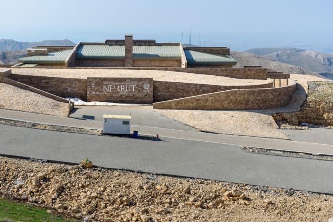 Kentte tercmanlk yapan Sedat Kaln ise normalleme sreciyle turizmde hareketliliin arttn dile getirerek, "Nemrut'a son 1 ayda ciddi ilgi var. Bu ilginin neredeyse iki katn Kurban Bayram tatilinde bekliyoruz. Bayram tatili srecinde ciddi younluumuz oluyor. nsanlar buralara gelmeyi gerekten ok zledi ve bu bayram onlar iin byk frsat" dedi.