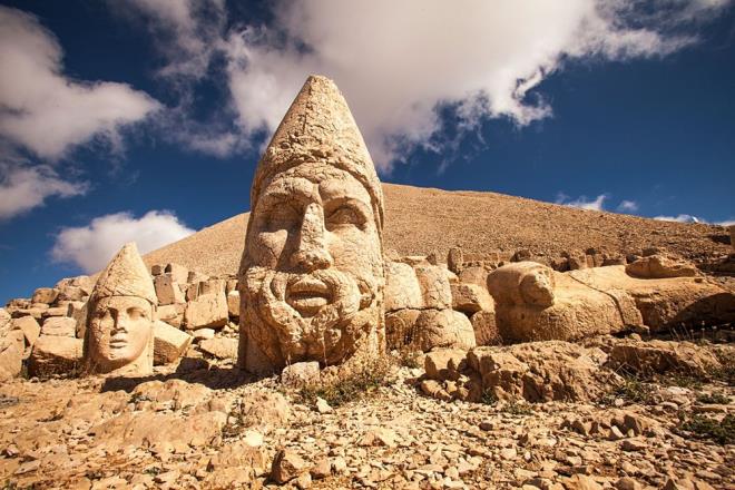 ADIYAMAN'DAN TURSTLERE DAVET VAR    Adyaman'da turizm acentesi sahibi Veysel Kutepe, salgn nedeniyle Nemrut'a gelen yerli ve yabanc turist saysnda ciddi azalma olduunu belirtti.    Kurban Bayram tatili iin hazrlk yaptklarn anlatan Kutepe, unlar kaydetti:    "Yerli ve yabanc turistlerimizi buraya davet ediyoruz. Gnein en gzel doup batt yer Adyaman'daki Nemrut Da'dr. Turlarmz Hatay, Gaziantep, anlurfa'dan balyor, Adyaman'da gnein dou ve bat izlendikten sonra Diyarbakr ve Mardin ziyaretiyle de bitiyor. Buraya gelen turistlerden btn esnafmz faydalanmakta. Kurban Bayram tatili bizim iin gerekten byk frsat olacaktr"