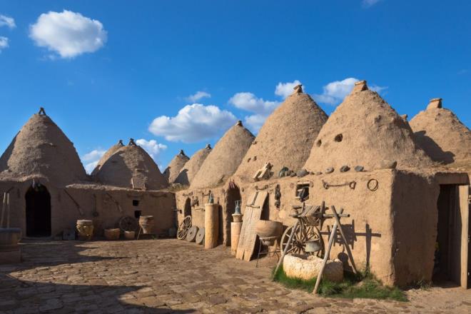 anlurfa Blgesel Turist Rehberleri Odas Bakan Mslm oban, inan ve kltr turizmi iin gezi yapmak isteyenlerin bayram tatilinde gelebilecekleri en uygun adresin anlurfa olduunu ifade etti.    Ziyaretilerin blgede dolu dolu vakit geirebileceini anlatan oban, "u anda otel doluluk oran yzde 60-70 civarnda. Kurban Bayram ile birok insan tur programn anlurfa'ya ve bu blgeye yapacandan, bu orann daha da artmasn bekliyoruz" dedi.