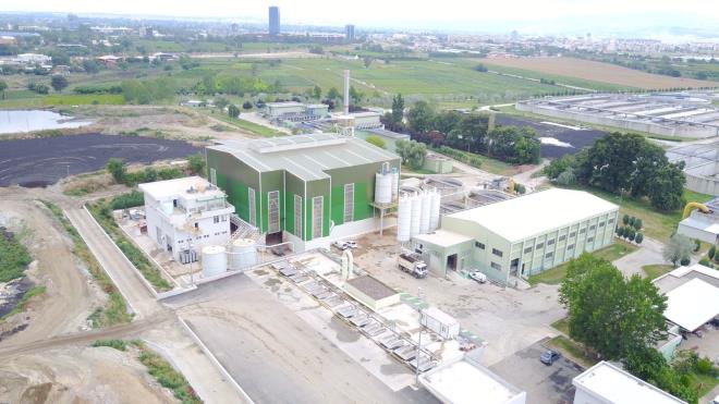 Trkiye?de ilk<br>  Gnlk 400 ton yakma kapasitesiyle Trkiye?de bir ilk olan yakma tesisiste Bykehir bnyesindeki 11 ileri artma tesisinden gelen amur tamamyla yaklyor. Tesis devreye alndndan itibaren yaklak olarak 385 bin ton amur bu sayede bertaraf edilirken, nemli bir evre sorunu da ortadan kaldrlm oldu. Tesiste getiimiz yl 101 bin 456 ton amurun yaklmasyla toplam 13 milyon 680 bin kilovat saat elektrik enerjisi retilirken, bu gne kadar retilen toplam elektrik enerjisi ise yaklak 48 milyon kilovat saati buldu.