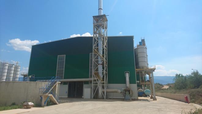 52 bin konutluk enerji<br>  Kresel snma ve iklim deiikliinin gnmz dnyasnn en nemli sorunlarndan biri olduunu belirten Bursa Bykehir Belediye Bakan Alinur Akta, ?Bu sorunun zm iin kresel lekte eylem planlar hazrlanrken, Bykehir Belediyesi olarak biz de zellikle yenilenebilir enerji kaynaklarnn kullanyla ilgili nemli bir mesafe kat ettik. 2018 ylnda devreye aldmz amur yakma tesisi de bu anlamda byk nem tayor. Bu tesis ile artma tesislerimizden kan amuru hem bertaraf etmi oluyoruz, hem de enerji reterek ekonomiye kazandryoruz. Tesis devreye alndndan beri yaklak 385 bin ton amur bertaraf edilmi oldu ve yaklak 48 milyon kilovat saat elektrik enerjisi retildi. Bu retimin 9.5 milyon kilovat saatini artmaya tesislerinde kullanarak yaklak 5.5 milyon TL kazan salam olduk. 1 evin ayda ortalama 150 kilovat saat enerji harcadn dndmzde, her gn 51 bin 689 hanenin tketeceine e deer elektrik enerjisi retiyoruz. evreyi atalarmzn miras deil, ocuklarmzn emaneti olarak gryor ve emanete en iyi ekilde sahip kmak iin canla bala alyoruz? diye konutu.