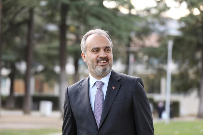 Bursa?nn daha salkl bir kent olmas hedefiyle evre yatrmlarna byk nem veren, son yllarda kresel bir sorun haline gelen iklim deiikliiyle mcadele konusunda ulusal ve uluslararas admlar atan Bursa Bykehir Belediyesi, yenilenebilir enerji kaynaklarnn kullanm konusunda da nemli bir mesafe kat etti. Yenikent ve negl Kat Atk Depolama sahalarna kurulan tesislerde metan gazndan elektrik reten Bykehir Belediyesi, BUSK?nin ana ime suyu hatlarna kurduu HES?ler ve metro istasyonlar ile hizmet binalarnn zerine yerletirdii gne panelleriyle elektrik retimiyle doal kaynaklar enerjiye dntryor. BUSK tarafndan projelendirilip Dou Atksu Artma Tesisinde ina edilen ve 2018 ylnda retime balayan amur yakma tesisiyle de artmadan kan amur enerjiye dntrlyor.