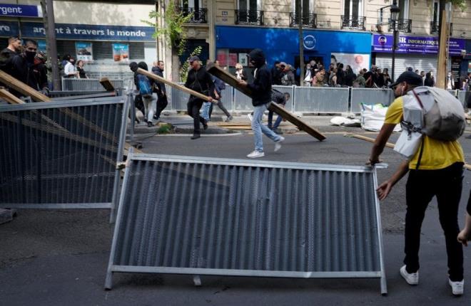 SALIK KARTI ZORUNLULUU GETRLD  Fransa Cumhurbakan Emmanuel Macron, pazartesi akam yapt ulusa sesleni konumasnda, tm hastane ve bakmevi personeli iin Covid-19 asnn zorunlu olduunu, ayrca Covid-19 salk kart uygulamasnn geniletilerek 21 Temmuz'dan itibaren 50'den fazla kiinin bir araya geldii her yerde zorunlu olacan ifade etmiti.