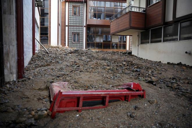 TAKVYE EKPLER KENTTE    ileri Bakanl Afet ve Acil Durum Ynetimi Bakanl (AFAD), Rize'deki ar yalar sonucu blgedeki olaylara destek vermek amacyla Erzurum, Samsun ve Ordu il AFAD ekiplerinin blgeye sevk edildiini bildirdi. Bu arada Sahil Gvenlik Komutanl?na ait bir helikopterde arama kurtarma almalarna destek iin blgeye geldi.