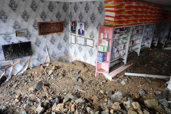 Heyelanlar nedeniyle ciddi sorunlar olduuna deinen Gneysu Belediye Bakan Rfat zer, "lede 8 mahalleye yol olmad iin ulaamyoruz. Hayati tehlikesi olan yerleri ncelik vererek boalttk. Okul yurtlarmza vatandalar aldk. Merkez ileyi temizledikten sonra hasar tespitine balayacaz." dedi.