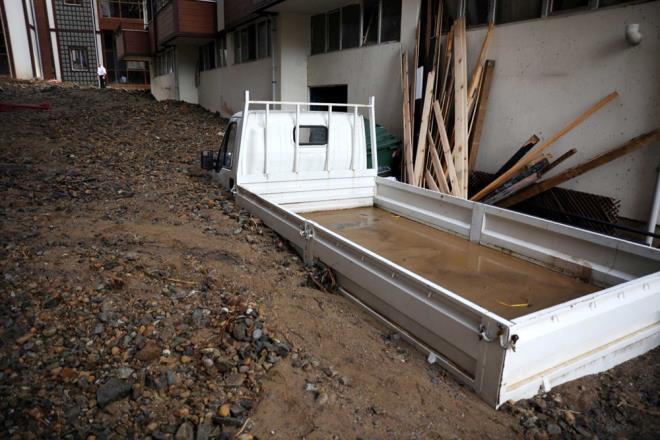 YAI SRECEK    Meteoroloji leri Genel Mdrl, Dou Karadeniz'de grlecek saanak ve gk grltl saanak yalarn, Trabzon merkez ve dousu ile Rize evrelerinde ok kuvvetli ve yer yer iddetli (100-200 kilogram/metrekare) olmasnn beklendii duyurdu. Aklamada, saanaa bal meydana gelebilecek sel, su baskn, yldrm, heyelan, ya annda kuvvetli rzgar, yerel dolu ya ve ulamda aksamalar gibi olumsuzluklara kar dikkatli ve tedbirli olunmas istendi. Kentte yneticilerde dere yataklarndan uzak durulmas arsnda bulundu.